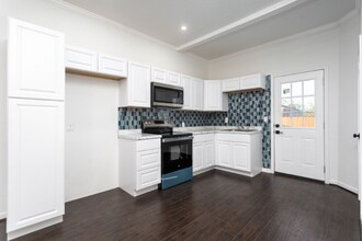 945 E Drexel Ave in San Antonio, TX - Building Photo - Building Photo