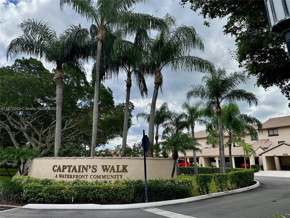 240 Captains Walk in Delray Beach, FL - Building Photo