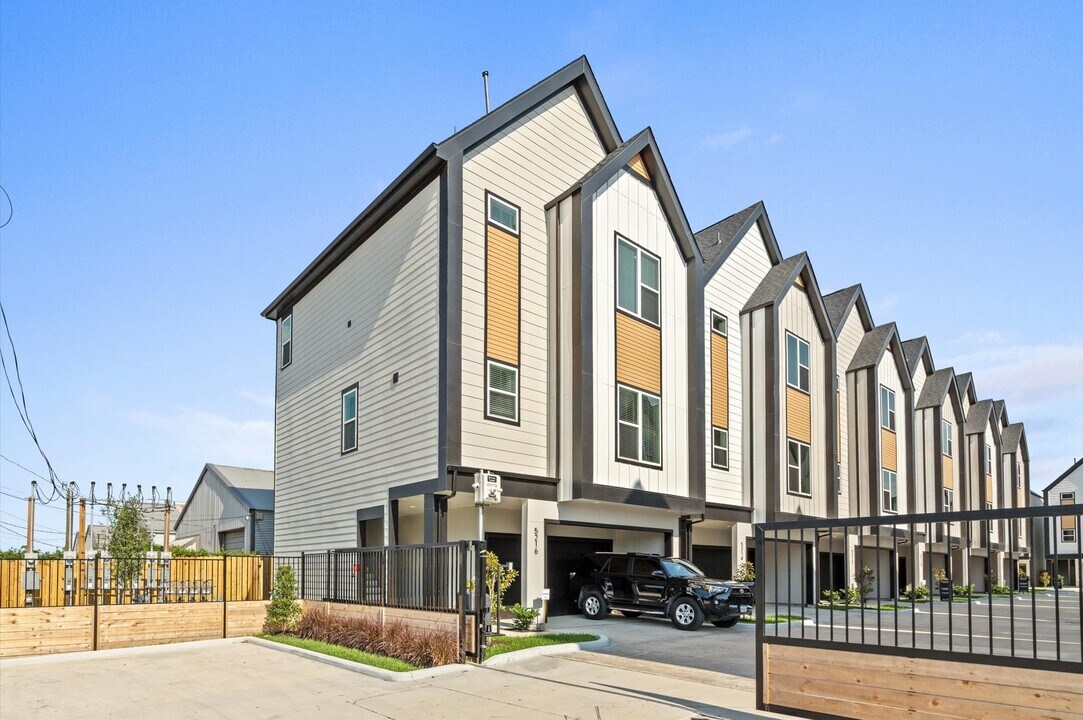 5208 Pine Tree Dr in Houston, TX - Building Photo