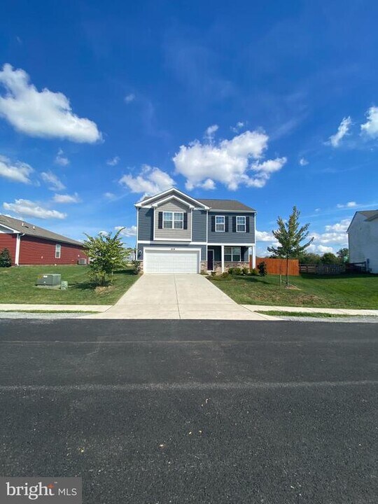 214 Gumspring Dr in Charles Town, WV - Building Photo