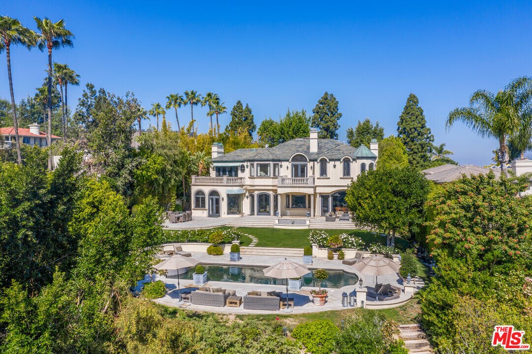 3352 Clerendon Rd in Beverly Hills, CA - Foto de edificio