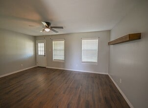 1705 N Cates St in Decatur, TX - Foto de edificio - Building Photo