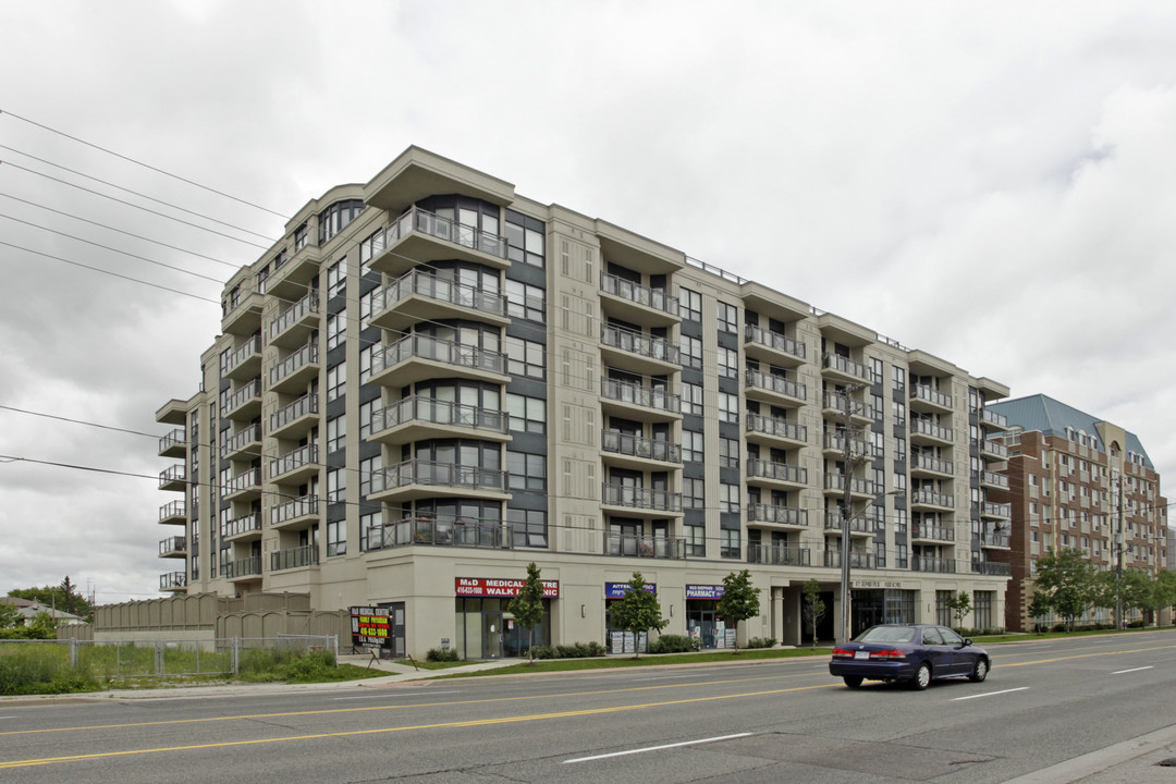 Plaza Royale in Toronto, ON - Building Photo