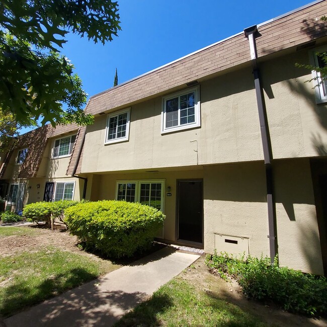 8883 Salmon Falls Dr in Sacramento, CA - Foto de edificio - Building Photo