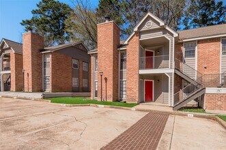 2402 Sycamore Ave in Huntsville, TX - Foto de edificio - Building Photo