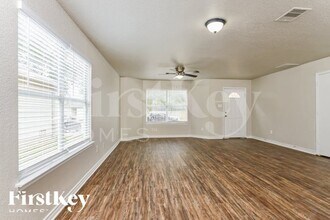 11335 Saratoga Coach in San Antonio, TX - Foto de edificio - Building Photo