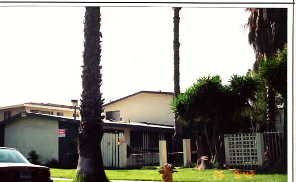 184-190 W Guinida Ln in Anaheim, CA - Building Photo