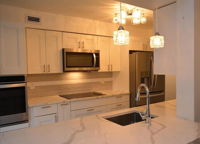 992 NW 93rd Ave in Plantation, FL - Building Photo - Building Photo