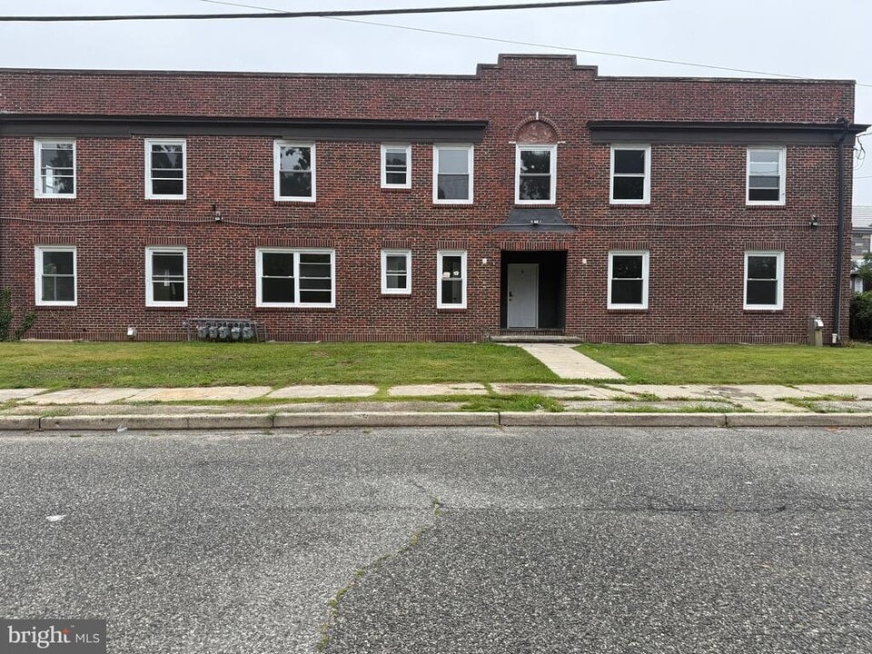 6 S 4th St in Millville, NJ - Building Photo