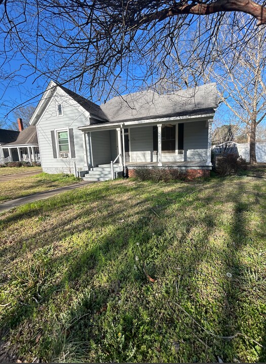 251 Commerce St in West Point, MS - Building Photo