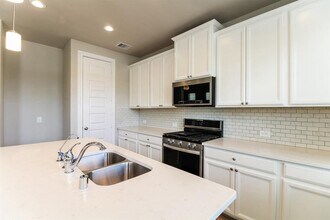 9824 Rugged Oaks Dr in Houston, TX - Building Photo - Building Photo