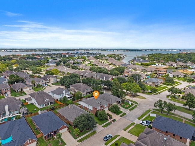 property at 2088 Silverthorn Ln