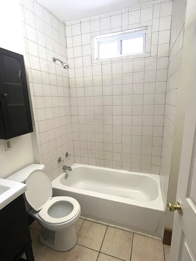 1318 W 11th St, Unit 1 in Erie, PA - Foto de edificio - Building Photo