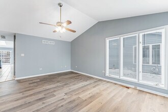 7203 S 86th Ave in Justice, IL - Foto de edificio - Building Photo