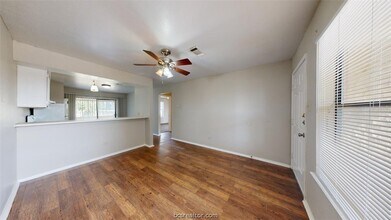 301 Manuel Dr, Unit D in College Station, TX - Foto de edificio - Building Photo