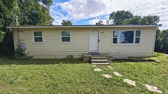 204 3rd St in San Marcos, TX - Building Photo