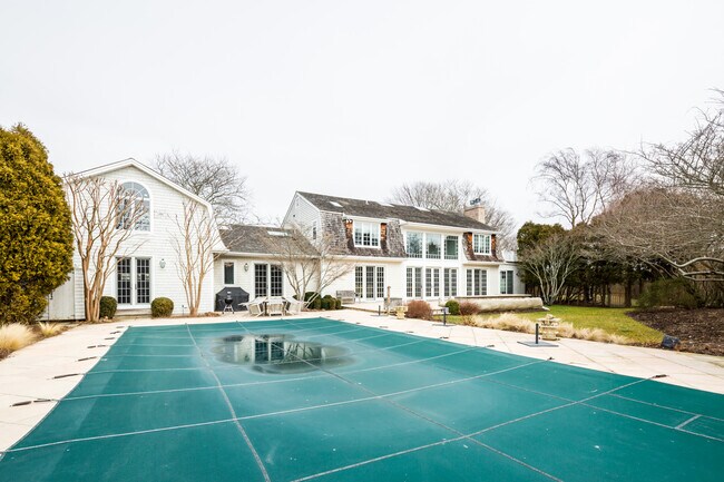 225 Downs Path in Southampton, NY - Building Photo - Building Photo