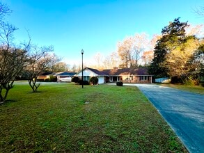 2401 Clematis Trl in Sumter, SC - Foto de edificio - Building Photo