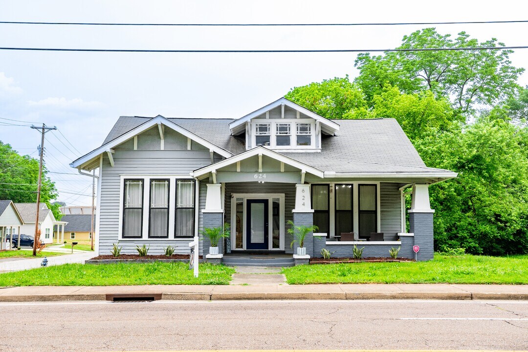 624 N Highland Ave in Jackson, TN - Foto de edificio