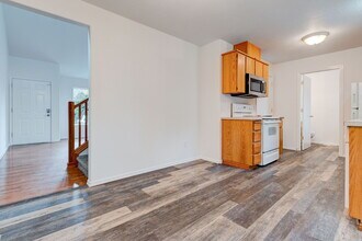 8330 SE 92nd Ave in Portland, OR - Foto de edificio - Building Photo