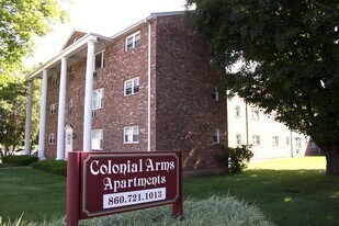 Colonial Arms Apartments in Opelika, AL - Building Photo
