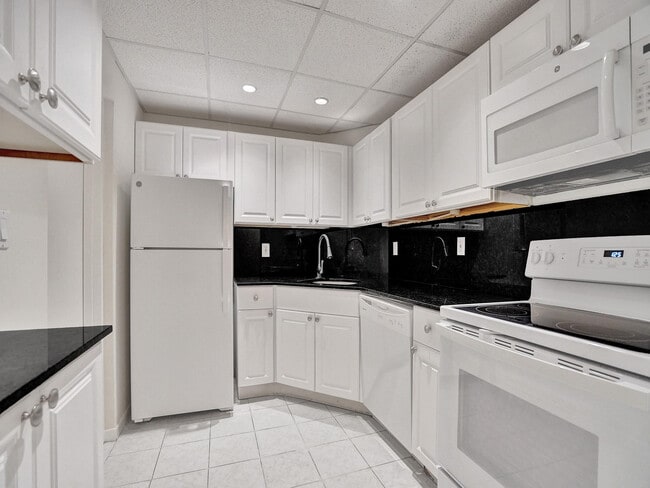 3115 Oakland Shores Dr in Oakland Park, FL - Building Photo - Building Photo