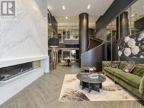 395 Dundas St W in Oakville, ON - Building Photo - Building Photo