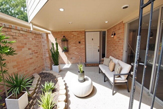 property at 738 Country Pl Dr