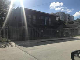 186 NW 13th St in Miami, FL - Foto de edificio - Building Photo