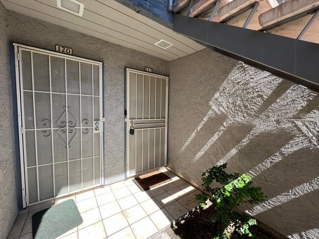 15402 N 28th St in Phoenix, AZ - Foto de edificio - Building Photo