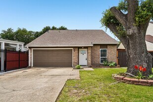 9721 Debbie Ln in Houston, TX - Building Photo