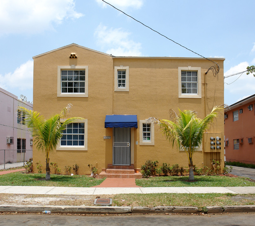 1129 NW 4th St in Miami, FL - Foto de edificio