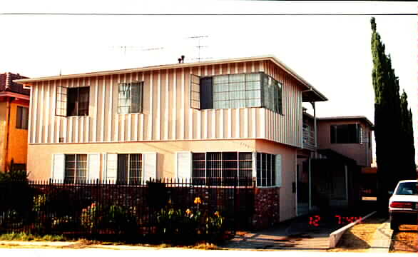 4426 Kingswell Ave in Los Angeles, CA - Building Photo - Building Photo