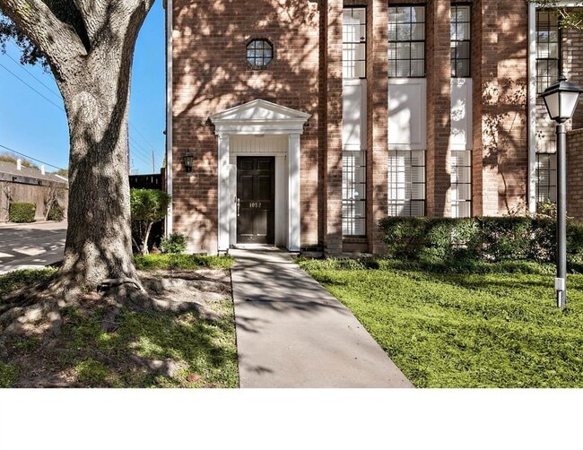 1052 Augusta Dr in Houston, TX - Building Photo - Building Photo