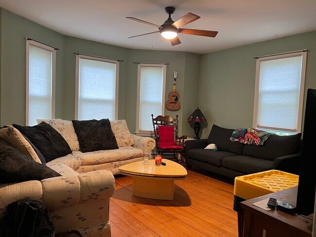 13 Oakdale St, Unit 1 in Boston, MA - Building Photo - Building Photo