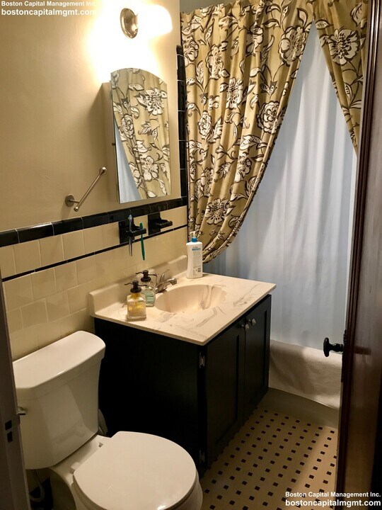 14 Mount Ida St, Unit 8 in Newton, MA - Building Photo