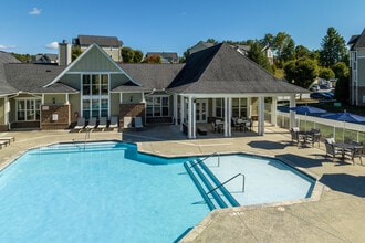 Ballantyne Commons Apartments in Hendersonville, NC - Foto de edificio - Building Photo