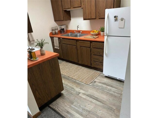 102 Madison Ave N in Battle Lake, MN - Foto de edificio - Building Photo