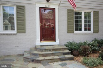 3207 Circle Hill Rd in Alexandria, VA - Foto de edificio - Building Photo