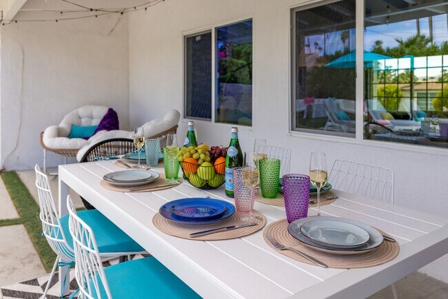 2056 Paseo Roseta in Palm Springs, CA - Building Photo - Building Photo