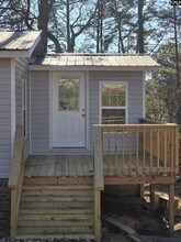 105 Woodland Dr in Swansea, SC - Foto de edificio - Building Photo