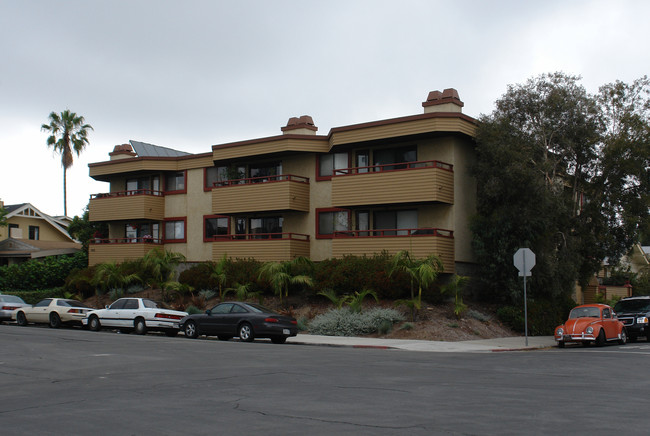 4055 Falcon Pl in San Diego, CA - Foto de edificio - Building Photo