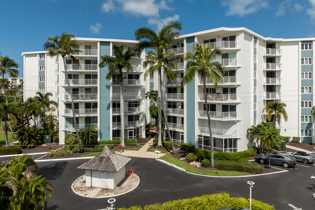 Del Mar Club in Naples, FL - Foto de edificio - Building Photo