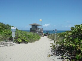 951 De Soto Rd, Unit 427 in Boca Raton, FL - Building Photo