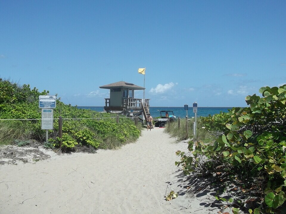 951 De Soto Rd, Unit 427 in Boca Raton, FL - Building Photo