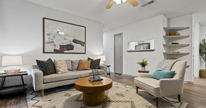 Arbors of Central Park in Bedford, TX - Foto de edificio - Building Photo
