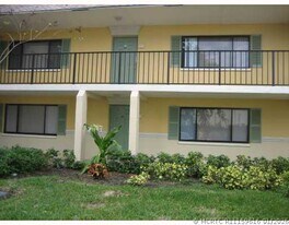709 Meadows Cir in Boynton Beach, FL - Building Photo