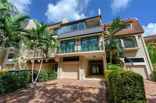 5990 Paradise Point Dr in Palmetto Bay, FL - Building Photo