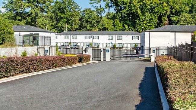 Crystal Gardens in Atlanta, GA - Building Photo - Building Photo