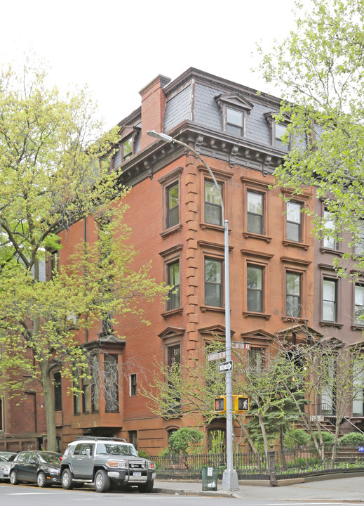 340 Clinton Ave in Brooklyn, NY - Building Photo